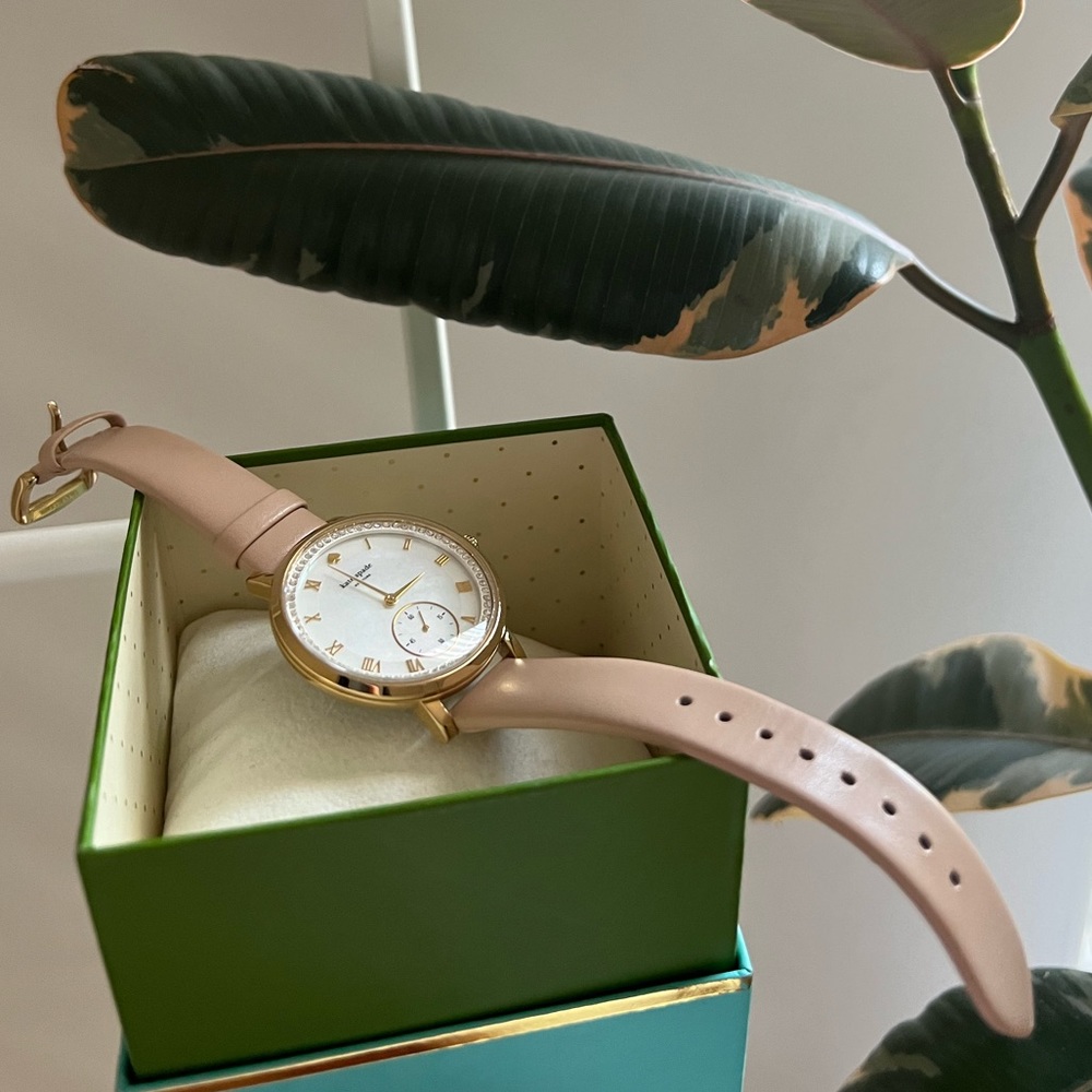 Beautiful Kate spade watch. never used, Which you can tell by the watch band.